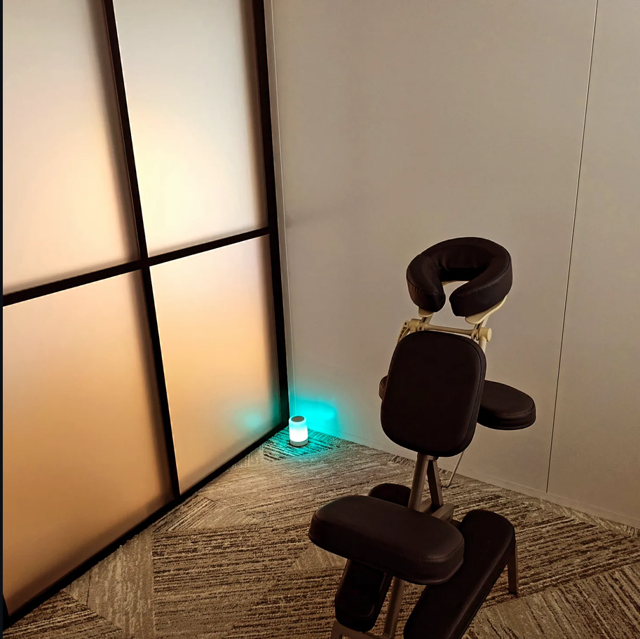 Massage amma assis en entreprise à La Défense - chaise ergonomique